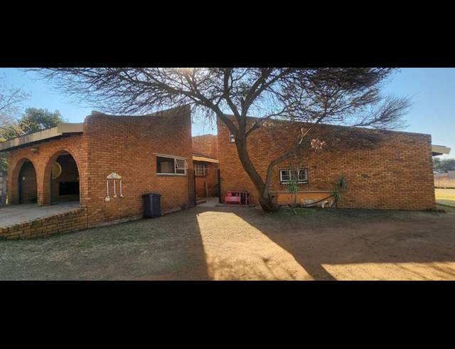 5 BEDROOM HOUSE FOR SALE IN OOSTER AH